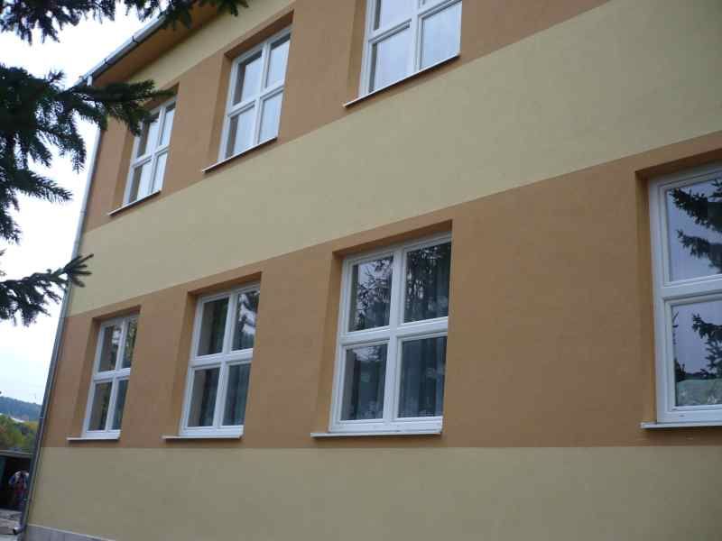 3 zateplena stara budova s novymi oknami.jpg